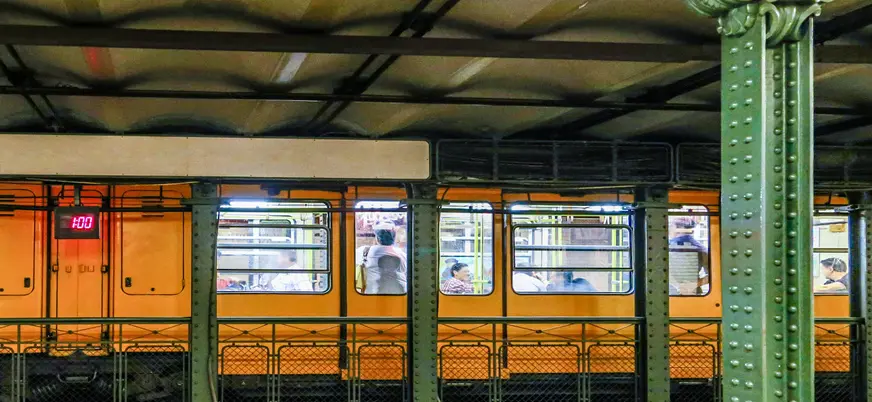 Tren amarillo del metro histórico de Budapest en el andén subterráneo