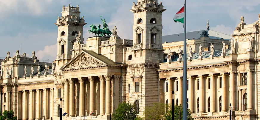 Fachada monumental del Ministerio de Agricultura de Hungría en Budapest