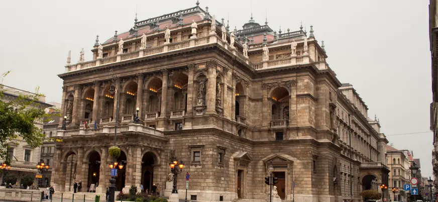 Fachada neorrenacentista de la Ópera de Budapest en la avenida Andrássy
