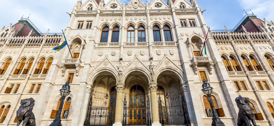 Entrada principal del Parlamento de Hungría con esculturas de leones en Budapest