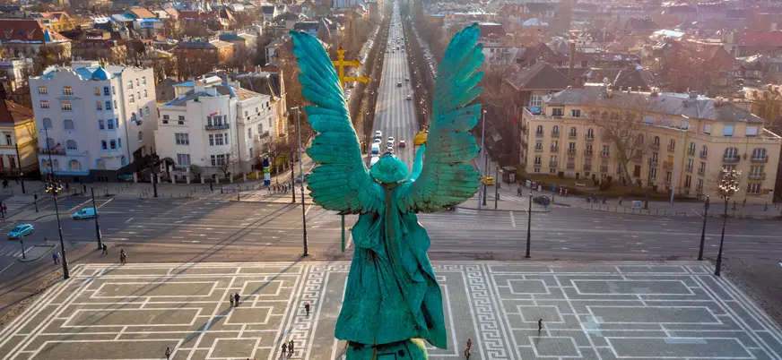 Vista aérea del ángel del Monumento del Milenio en la Plaza de los Héroes de Budapest