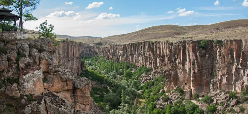 Cañón de Ihlara en Turquía, valle verde con altas paredes rocosas