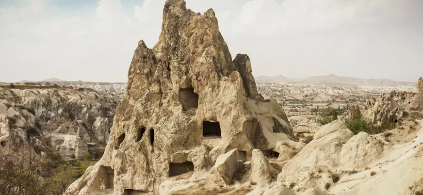 Formación rocosa con cuevas en Kaymakli, Capadocia, Turquía