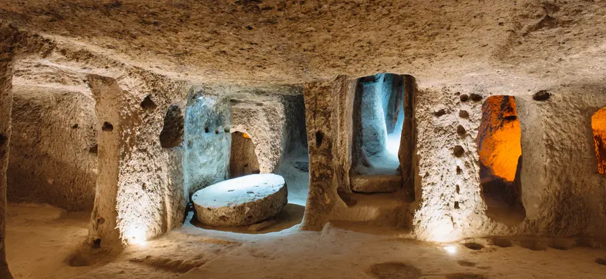 Interior de la ciudad subterránea de Kaymakli en Capadocia, Turquía