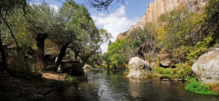 Río y zona de descanso en el Valle de Ihlara, Capadocia, Turquía