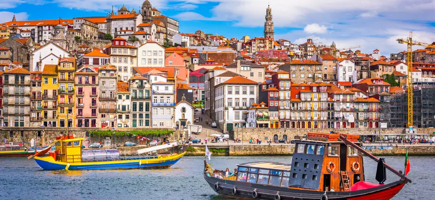 Termina este completo tour por Oporto con un paseo en barco por el Duero cruzando los 6 puentes a bordo de un rabelo tradicional. 