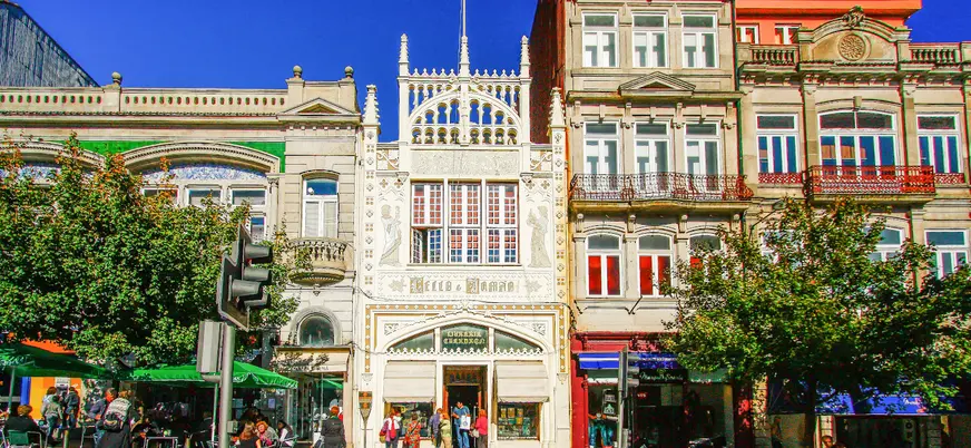 Visita el centro histórico, los lugares modernos de la ciudad y los más icónicos del centro como la Librería Lello.