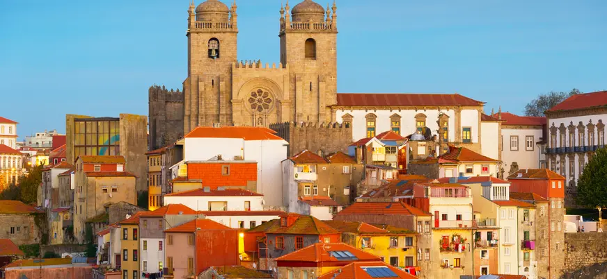 Descubre la historia y la cultura de los mejores monumentos de Oporto, como la Catedral de Sé o la Torre de los Clérigos, con un tour panorámico en minibús acompañado del guía local.