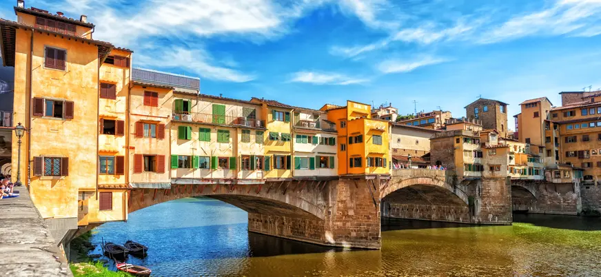 Puente Vecchio sobre el río Arno en Florencia, Italia.