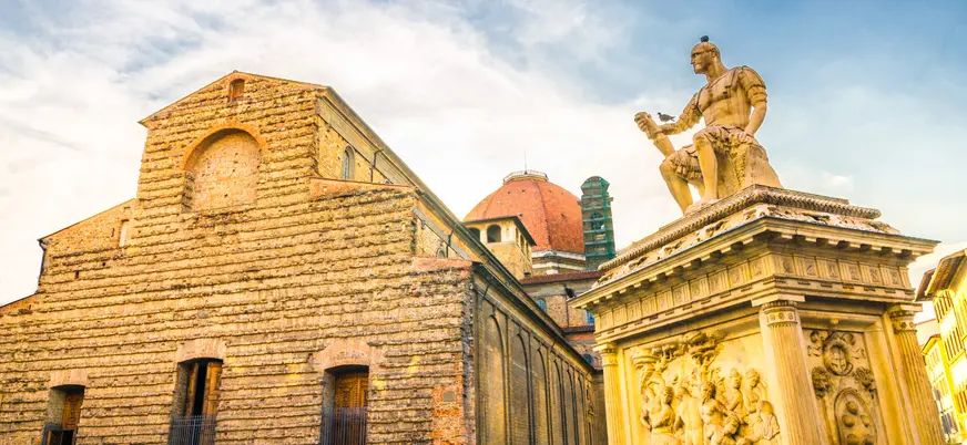 Basílica de San Lorenzo y estatua en Florencia, Italia.