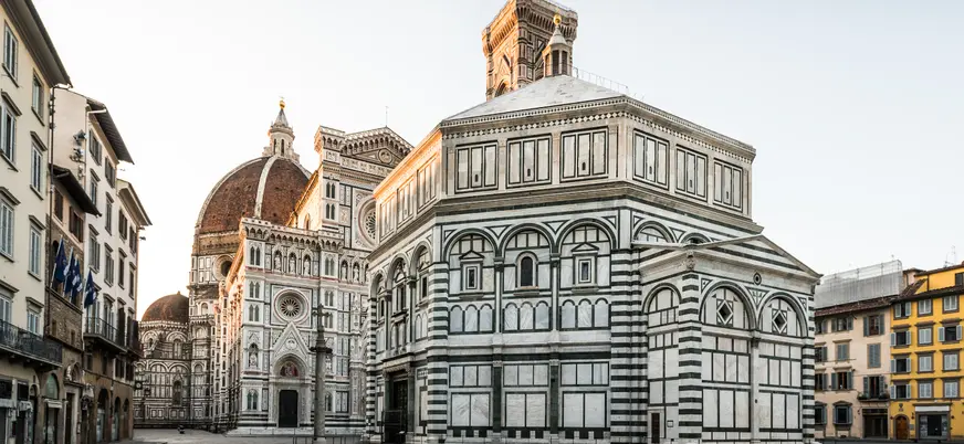 Catedral de Florencia con la cúpula de Brunelleschi y el Baptisterio de San Juan, Italia.