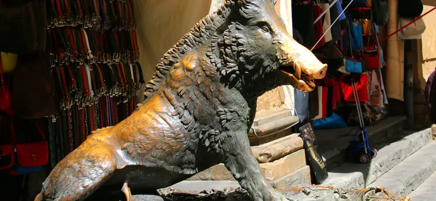 Escultura del jabalí de bronce Il Porcellino en Florencia, Italia.
