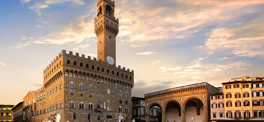 Palazzo Vecchio y Loggia dei Lanzi en la Piazza della Signoria de Florencia, Italia.