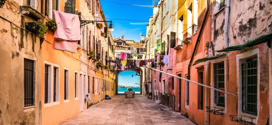 Calle del barrio de Castello con vistas a la laguna de Venecia