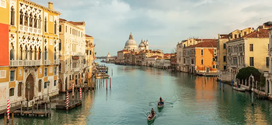 Vista del Gran Canal de Venecia con góndolas al atardecer
