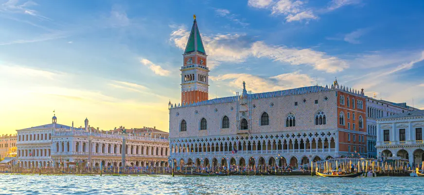 Palacio Ducal y Campanile de San Marcos al atardecer en Venecia