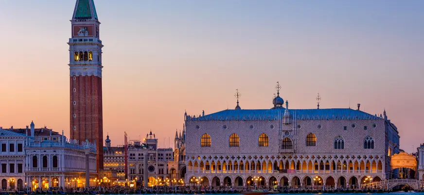 Vista del Palacio Ducal y el Campanile al atardecer desde la laguna de Venecia