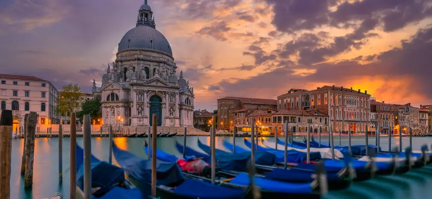 Atardecer en la Basílica Santa Maria della Salute desde el Gran Canal, Venecia