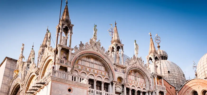 Fachada de la Basílica de San Marcos con sus detalles ornamentales en Venecia
