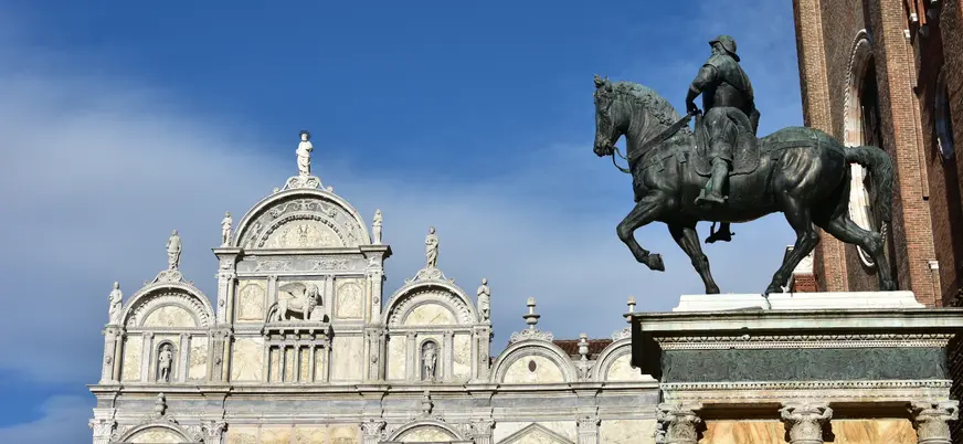 Monumento a Bartolomeo Colleoni y fachada de Santi Giovanni e Paolo en Venecia