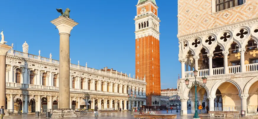 Plaza de San Marcos con el Campanile y el Palacio Ducal en Venecia