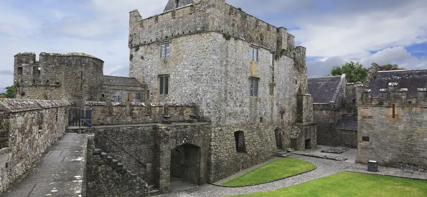 "No existe el destino, solamente la libertad". ¿Seguirá la espada clavada en las rocas del Castillo de Cahir?