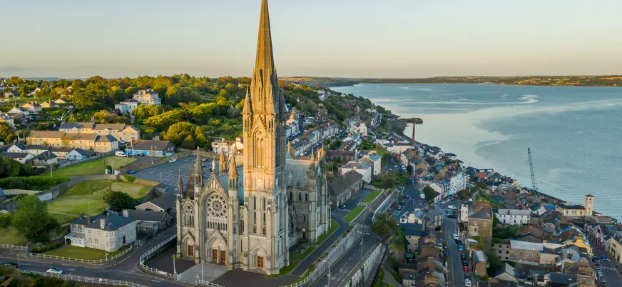 La majestuosa Catedral de San Finbarr nos recibirá a nuestra entrada en Cork.