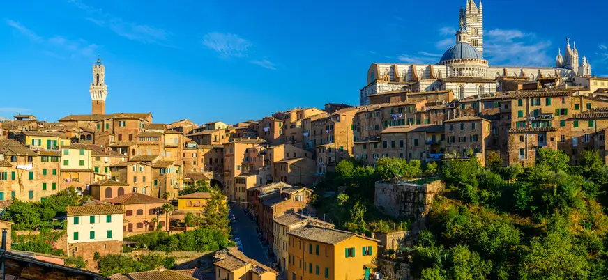 vista panorámica de Siena, declarada Patrimonio de la Humanidad por la UNESCO en 1995. A la derecha se distingue la Catedral, mientras en la izquierda se eleva la Torre del Mangia.