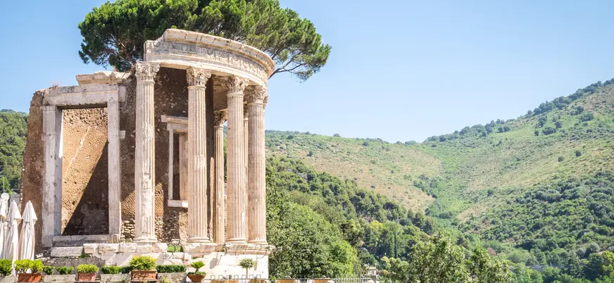 Templo romano circular con columnas corintias en entorno natural elevado en Tívoli.