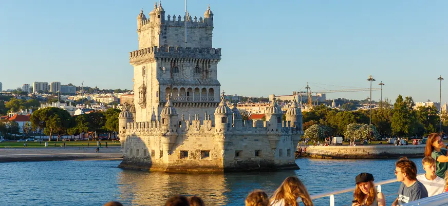 Crucero al atardecer frente a la Torre de Belém en Lisboa.