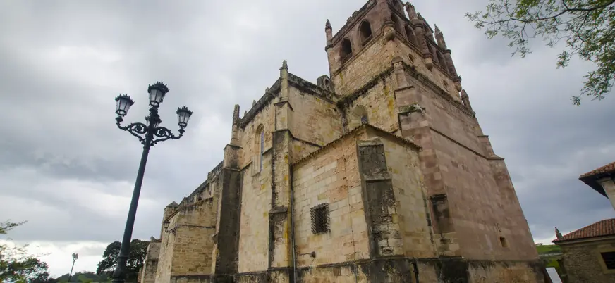 Iglesia de Santa María de los Ángeles en San Vicente de la Barquera, Cantabria.