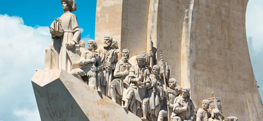 Esculturas del Monumento a los Descubrimientos en Lisboa.