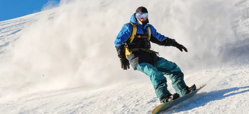 Snowboarder descendiendo con equipo moderno en Fuentes de Invierno, Asturias