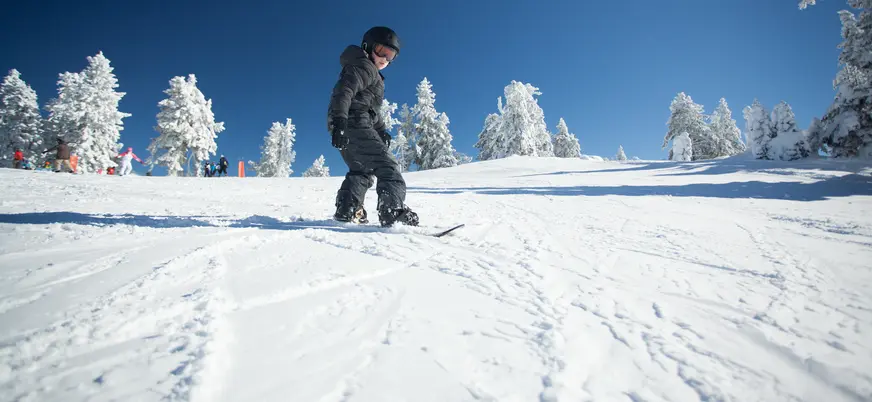 Niño practicando snowboard en Fuentes de Invierno, Asturias