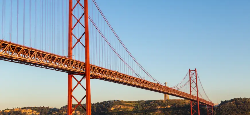 Puente 25 de Abril al atardecer sobre el río Tajo en Lisboa.