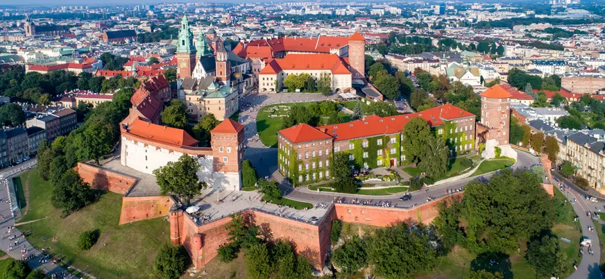 Vista aérea de las murallas y el Castillo de Wawel en Cracovia.