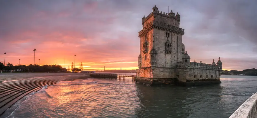 Atardecer en la Torre de Belém reflejado sobre las aguas del Tajo.