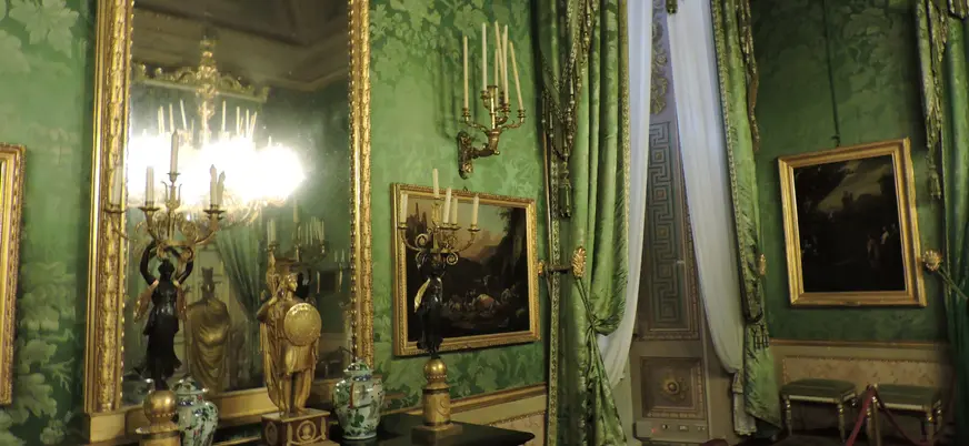 Sala verde del Palacio Pitti en Florencia con decoración lujosa