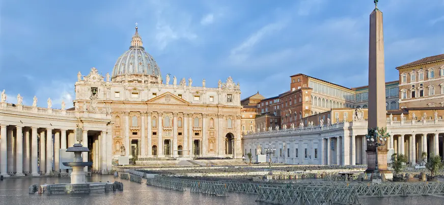 Basílica de San Pedro y el obelisco en la Plaza de San Pedro, Ciudad del Vaticano.