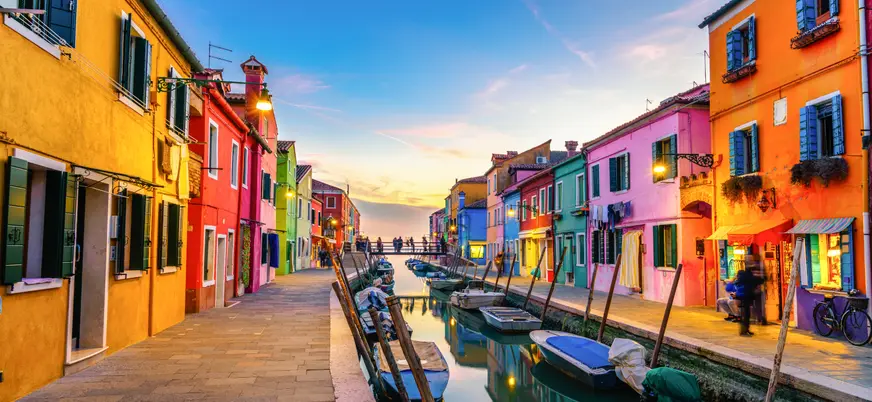 Casas de colores al atardecer junto al canal principal de Burano, Venecia