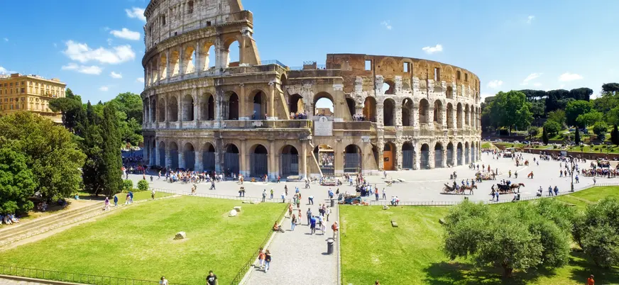 El Coliseo Romano con turistas en la plaza exterior
