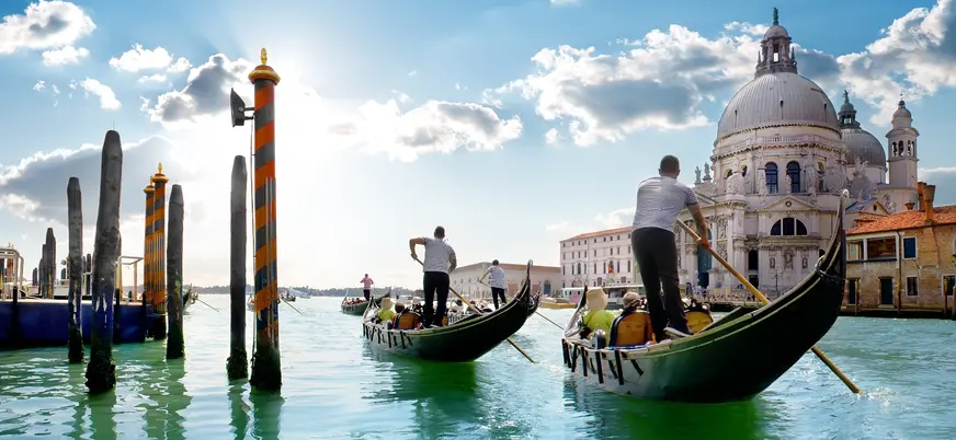 Góndolas navegando por el Gran Canal de Venecia frente a la Basílica della Salute