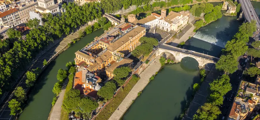 Vista aérea de la Isla Tiberina y el río Tíber en el centro histórico de Roma
