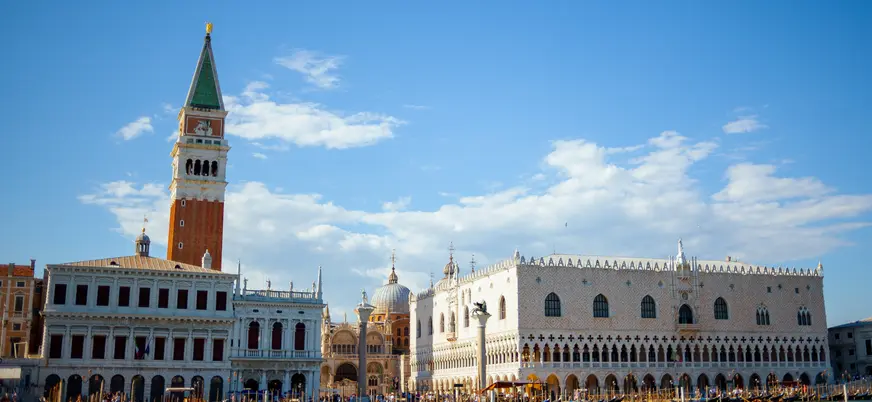 Vista del Palacio Ducal y Campanile de San Marcos desde la laguna de Venecia