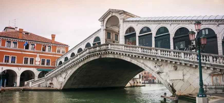 Vista del Puente de Rialto sobre el Gran Canal en Venecia