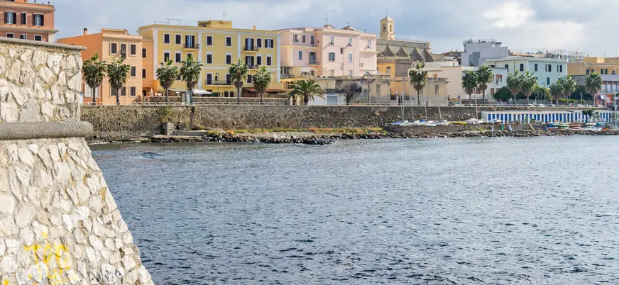 Fachadas de colores en el paseo marítimo del Puerto de Civitavecchia, Italia