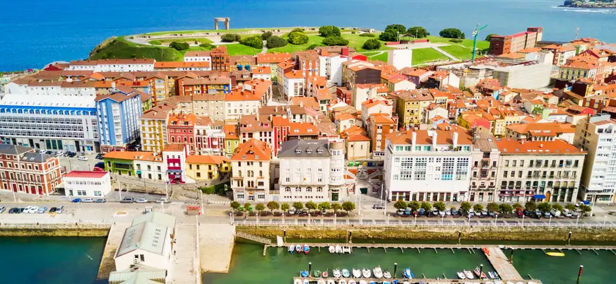 Vista aérea del barrio de Cimavilla en Gijón con el Elogio del Horizonte al fondo, frente al mar Cantábrico en Asturias