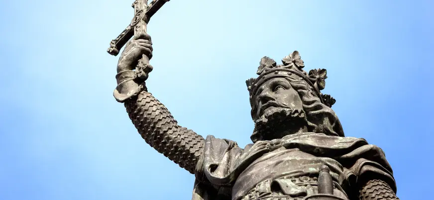 Estatua del rey Pelayo sosteniendo una cruz, uno de los símbolos más representativos del patrimonio histórico de Gijón