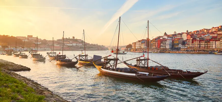 Barcos rabelos en el Duero al atardecer, una estampa clásica de Oporto.