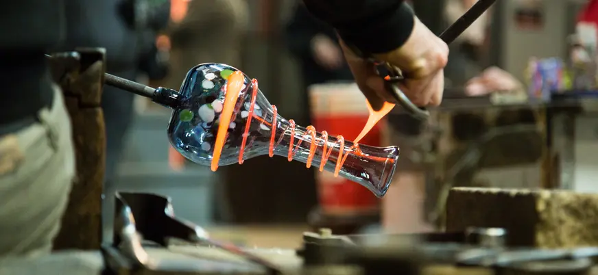 Creación artesanal de vidrio en un taller tradicional de Murano, Venecia